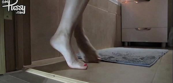  Beautiful teen girlfriend fucks her shaved pussy in the bathtub, homemade